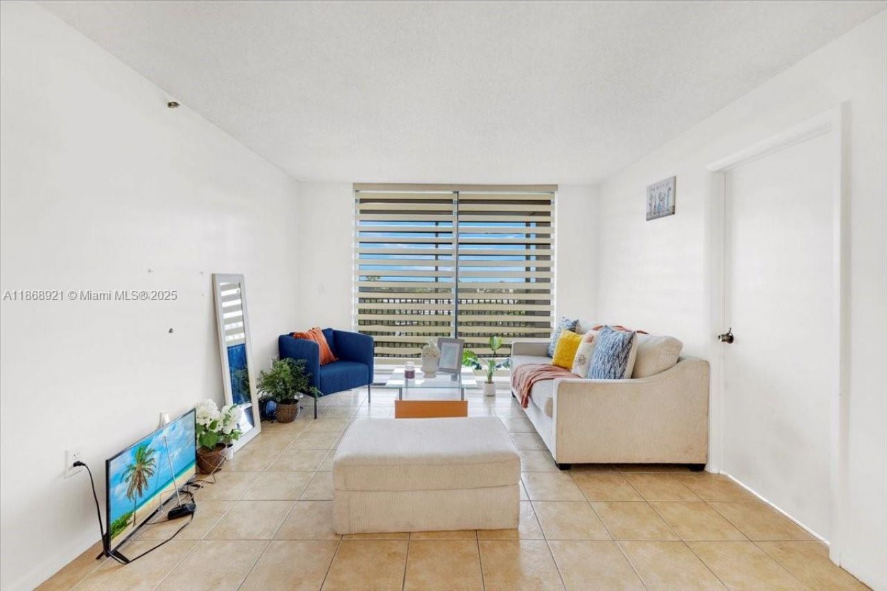 900 NE 195th Street, Unit 607, Miami, FL 33179 Photo