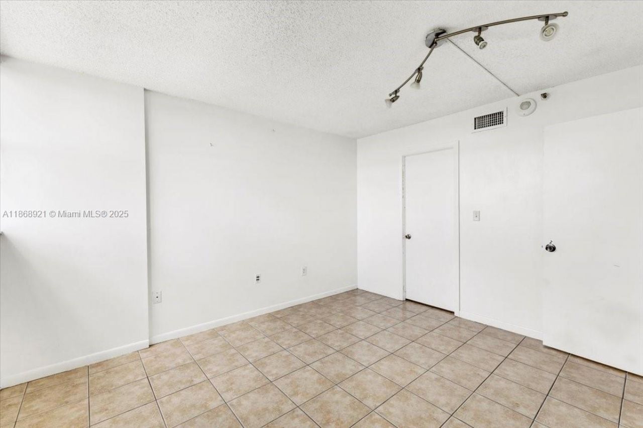 900 NE 195th Street, Unit 607, Miami, FL 33179 Photo