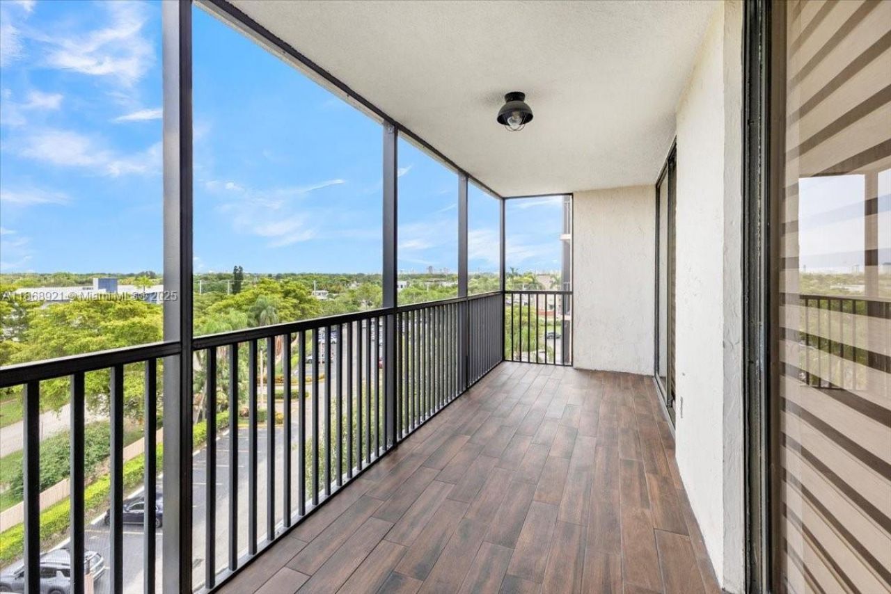 900 NE 195th Street, Unit 607, Miami, FL 33179 Photo