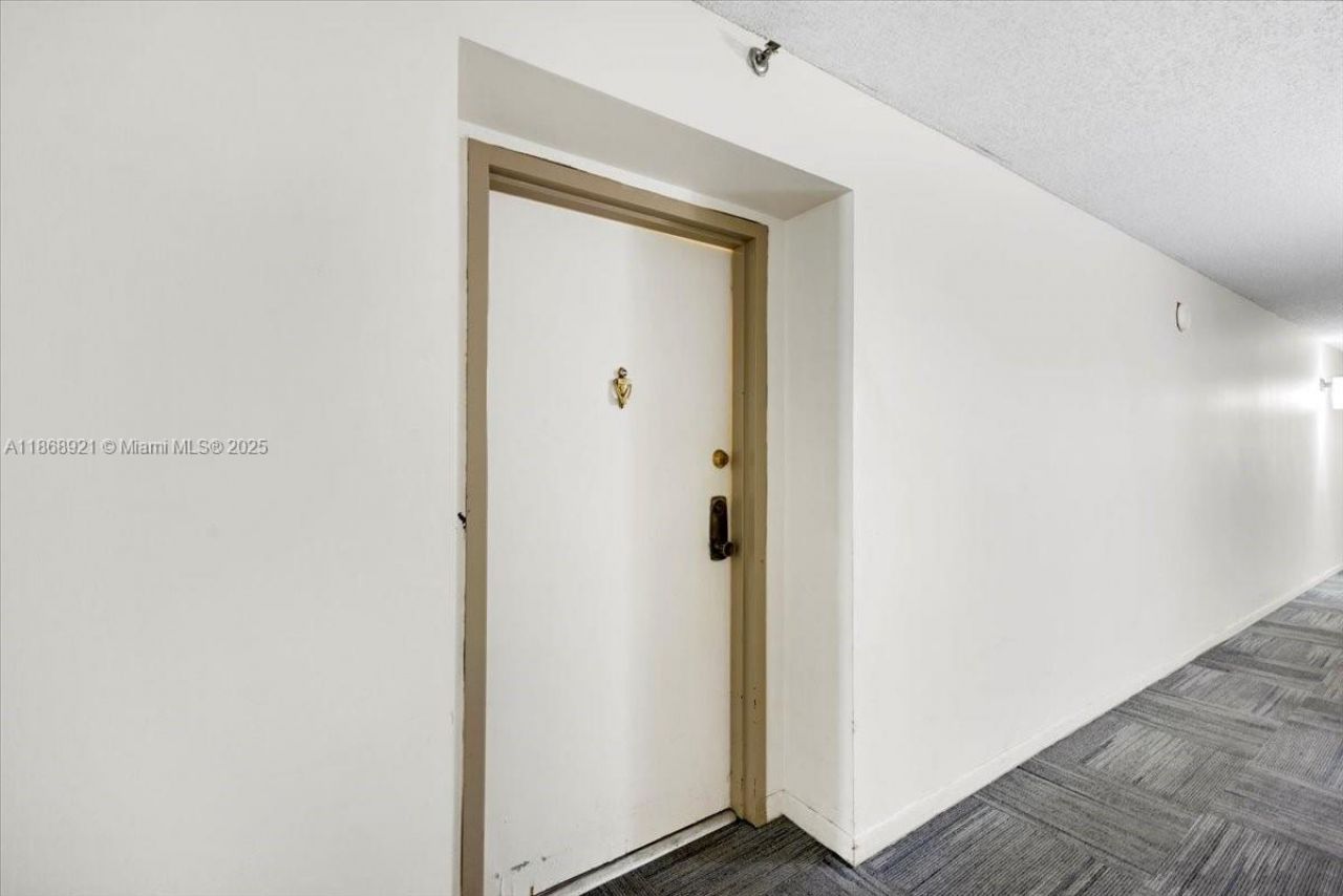 900 NE 195th Street, Unit 607, Miami, FL 33179 Photo