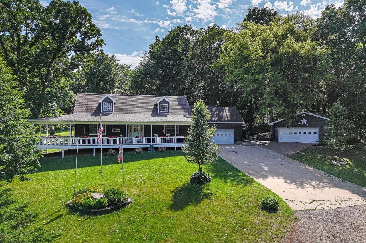 801 Hickory Lane, Delhi, IA 52223 Main Photo