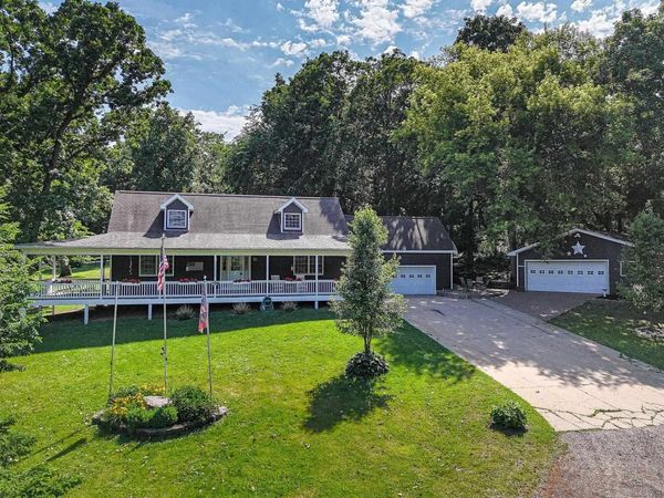 801 Hickory Lane, Delhi, IA 52223