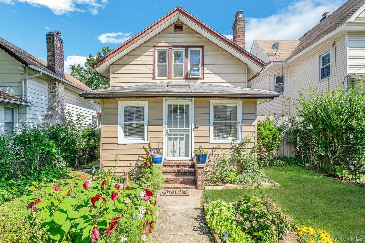 173 E Seaman Avenue, Freeport, NY 11520 Main Photo