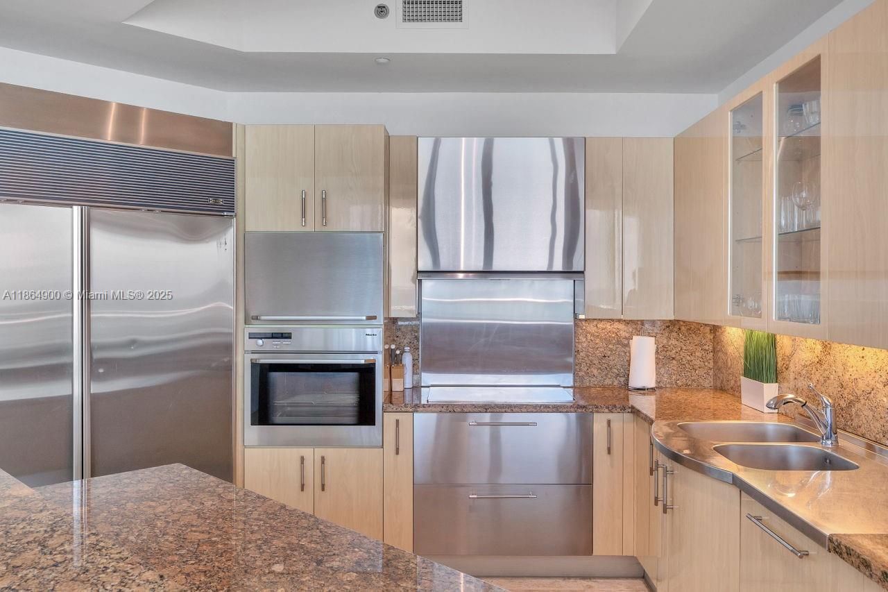 100 S Pointe Dr, Unit 2208, Miami Beach, FL 33139 Photo