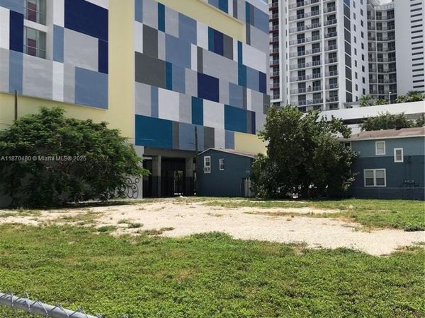 215 NE 25 STREET, Miami, FL 33137