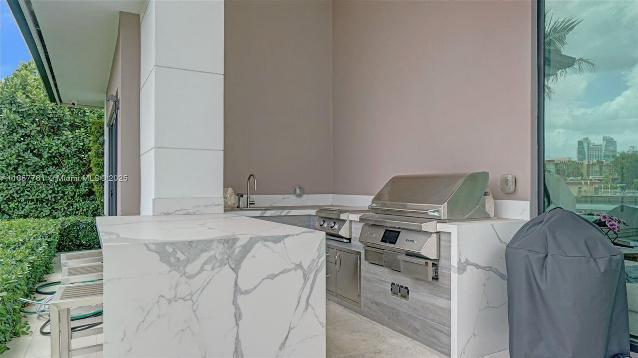 1651 Diplomat Pkwy, Hallandale Beach, FL 33009 Photo