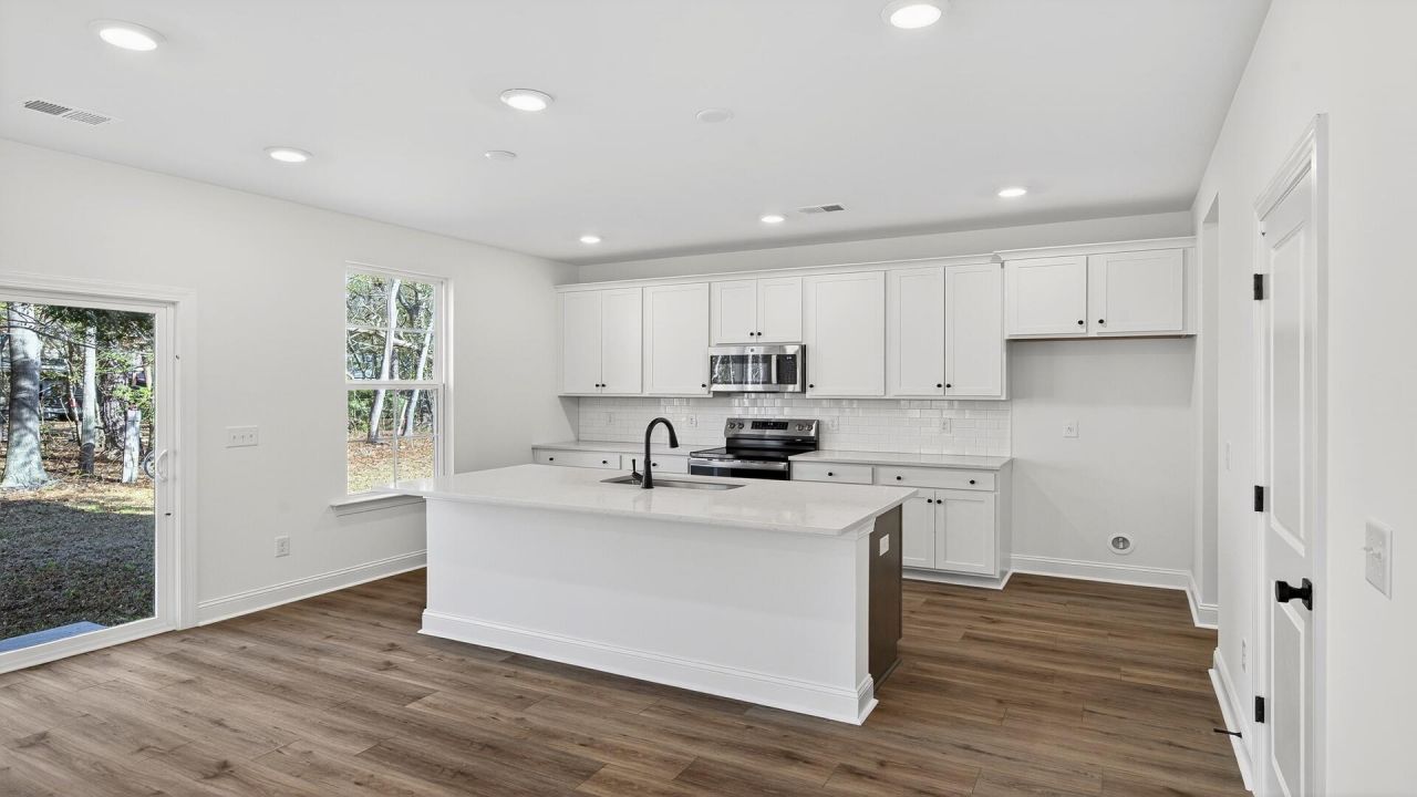 470 Cadbury Loop Photo 11