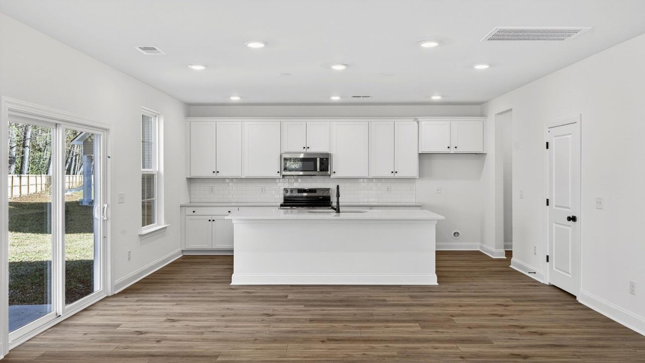 470 Cadbury Loop Photo 12