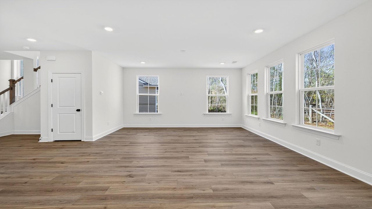 470 Cadbury Loop Photo 7