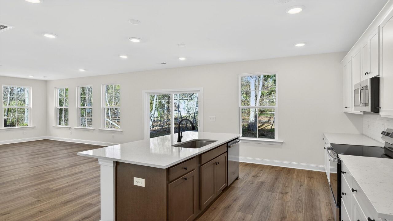 470 Cadbury Loop Photo 9