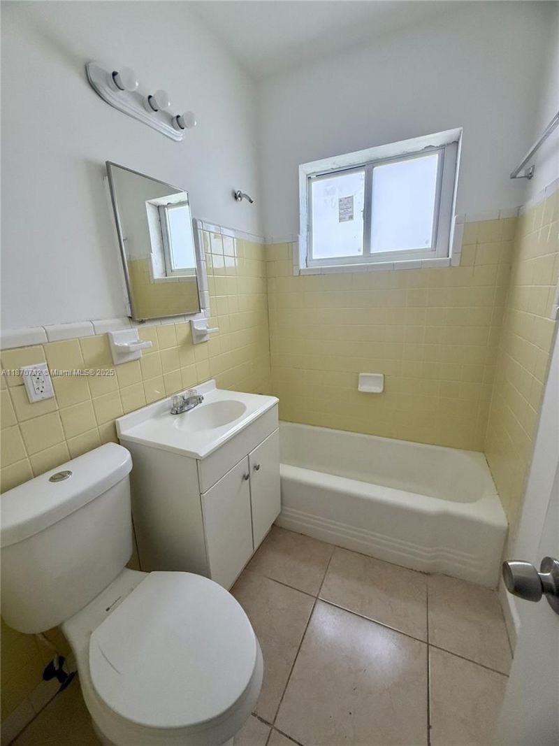 1450 NW 35th St, Miami, FL 33142 Photo