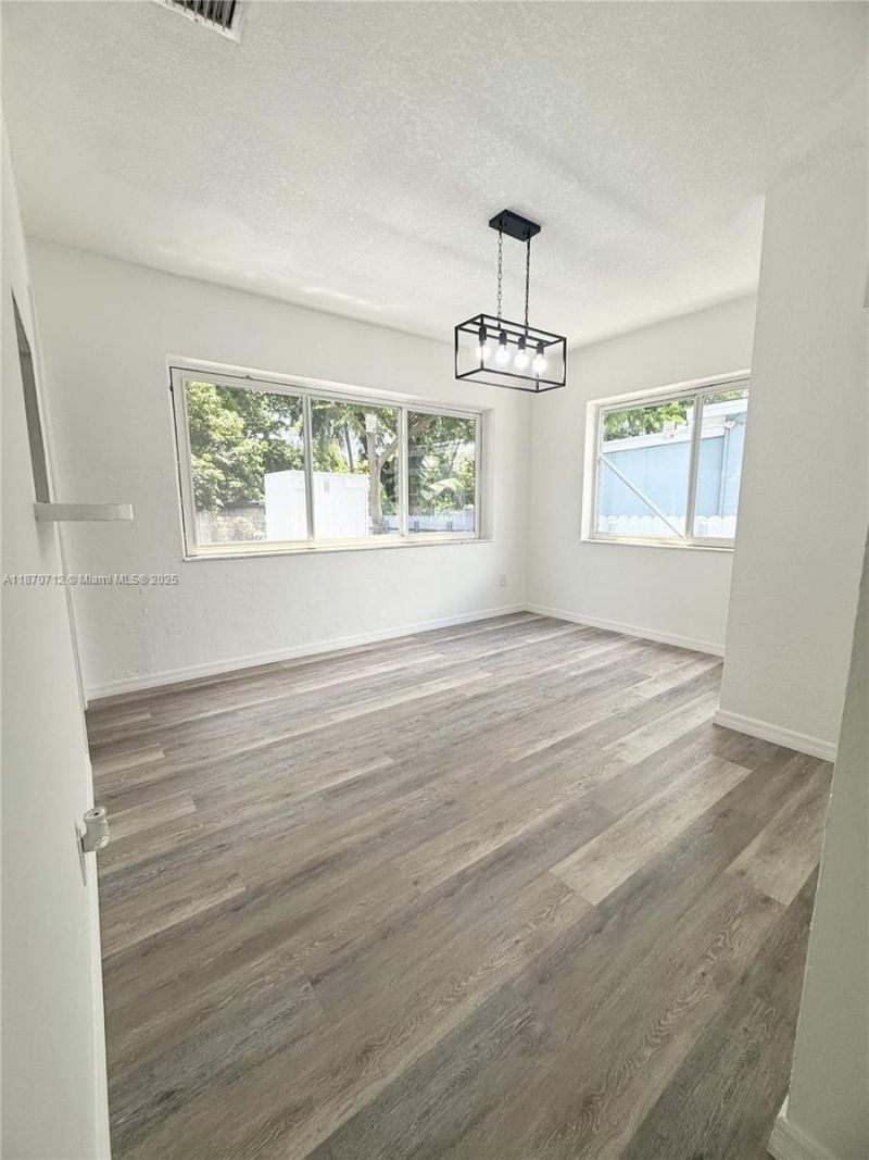 1450 NW 35th St, Miami, FL 33142 Photo