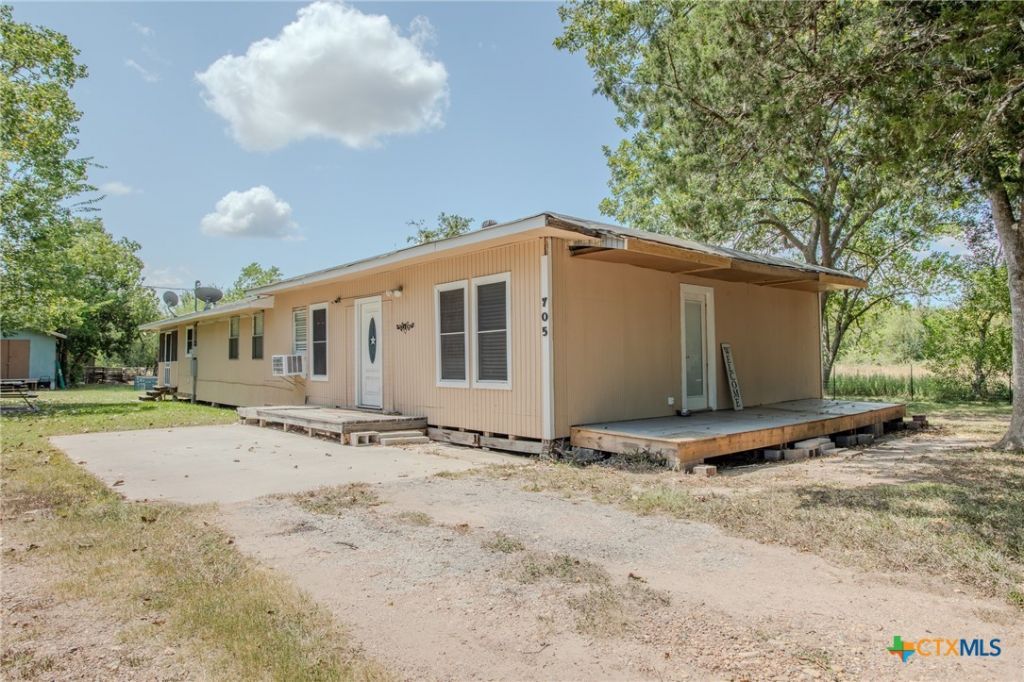 705 W Ash Street, Edna, TX 77957 Main Photo