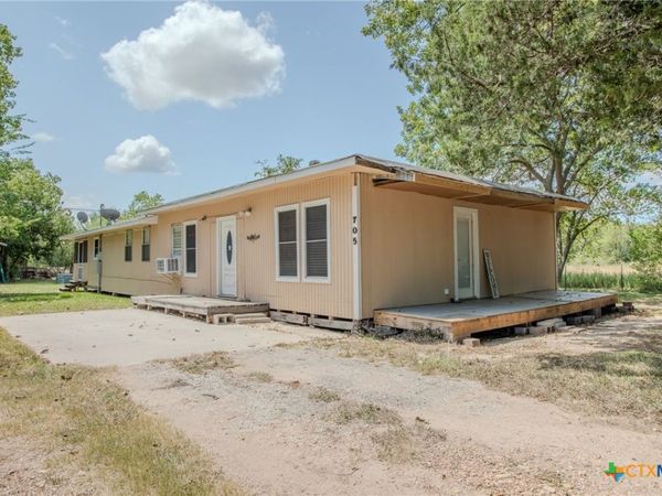 705 W Ash Street, Edna, TX 77957