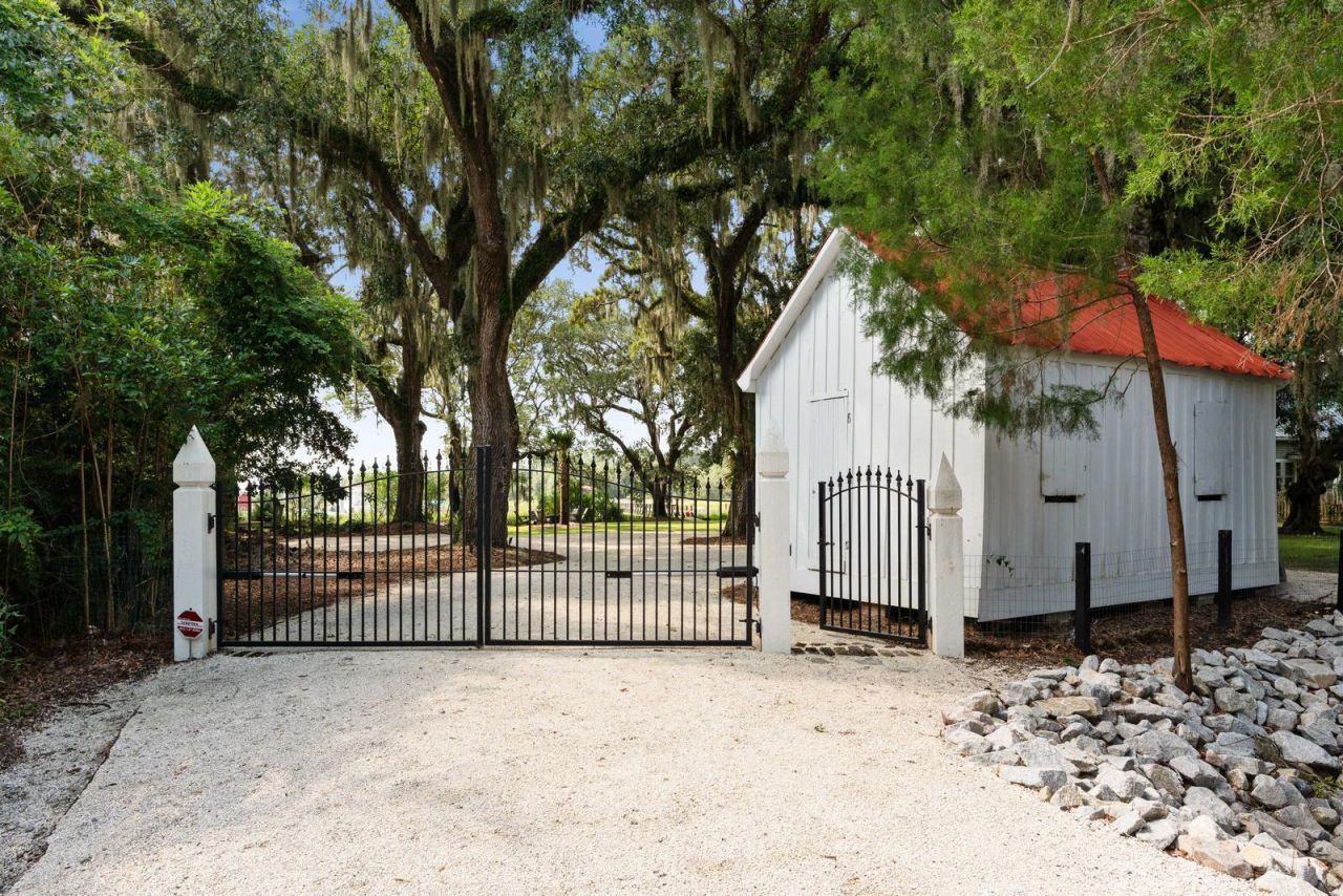 127 Oak Street Photo 2