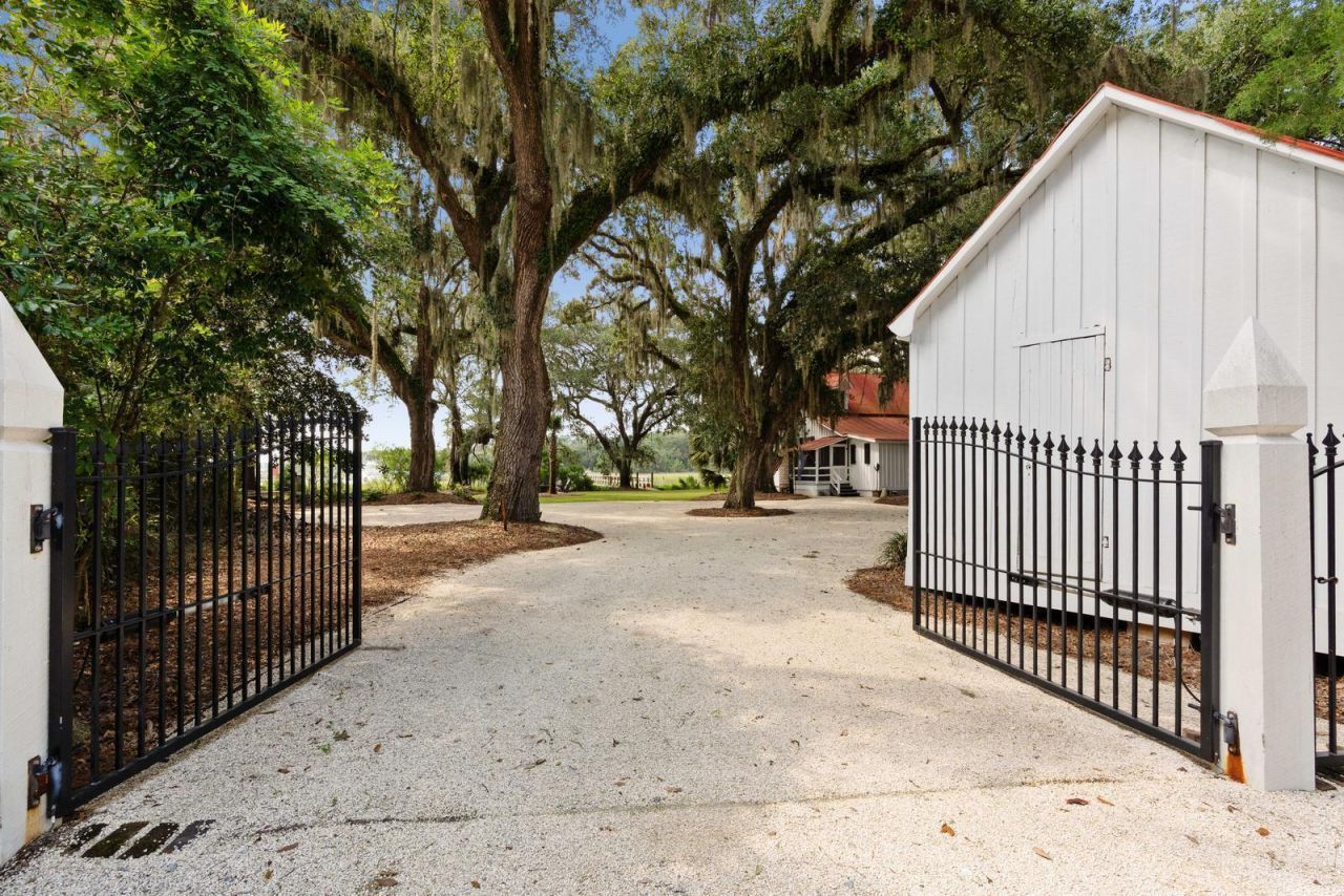 127 Oak Street Photo 3