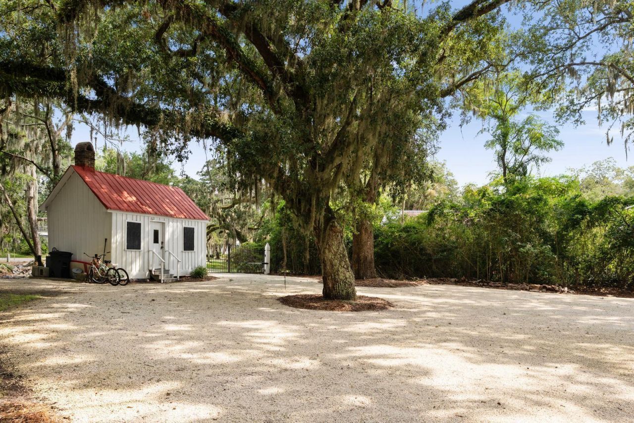 127 Oak Street Photo 6