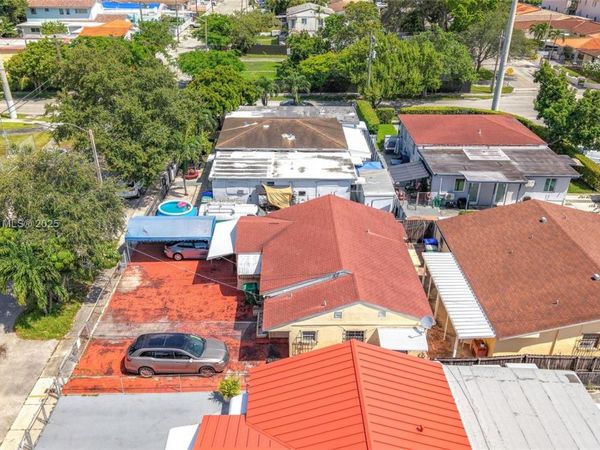 1055 NW 32nd Ct, Miami, FL 33125