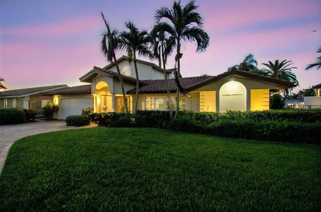 2085 Massachusetts Avenue Ne, Saint Petersburg, FL 33703 Main Photo