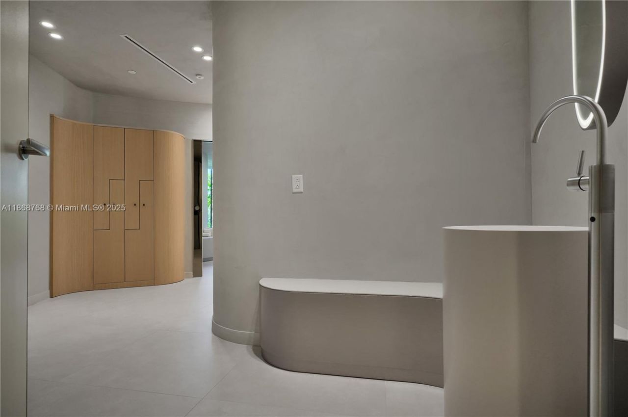 1135 103 St, Unit 505, Bay Harbor Islands, FL 33154 Photo