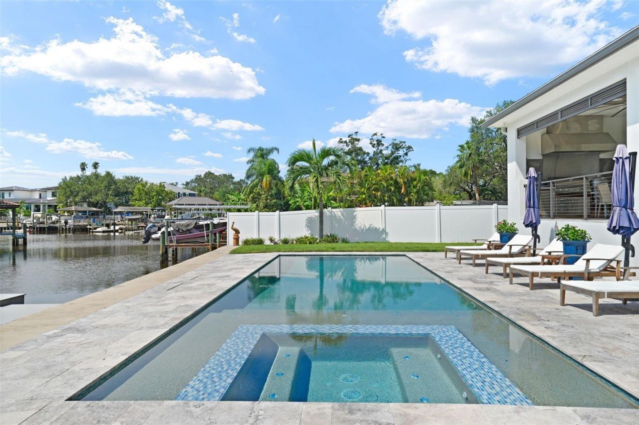 555 Suwanee Circle, Tampa, FL 33606 Photo