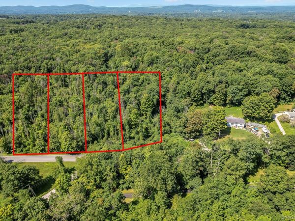 153 S Quaker Lane, Hyde Park, NY 12538