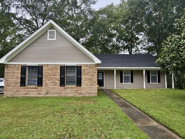 9 Monticello Cir, Columbus, MS 39702