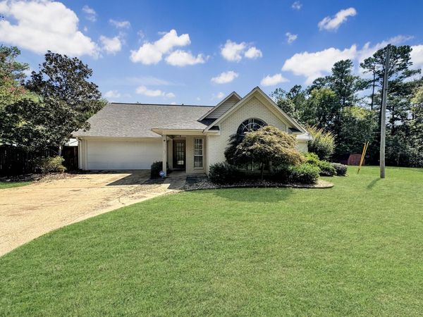 942 Hillsdale, Tupelo, MS 38804