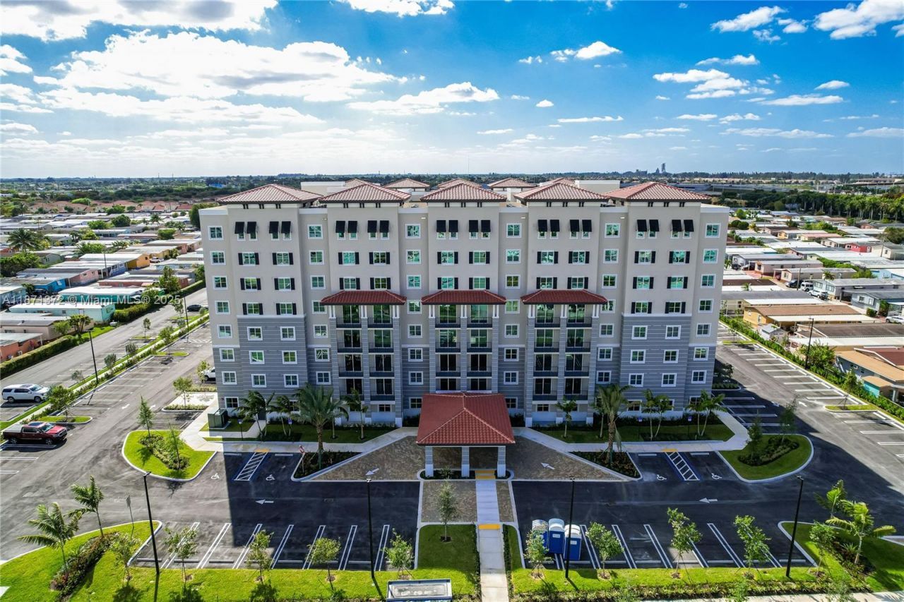 400 NW 112th Ave, Unit 818, Sweetwater, FL 33172 Photo