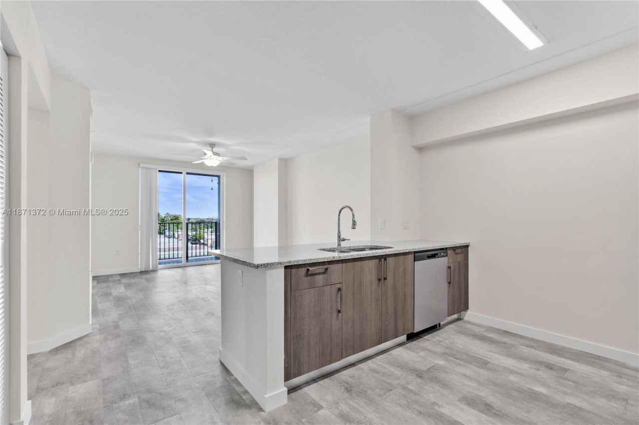 400 NW 112th Ave, Unit 818, Sweetwater, FL 33172 Photo