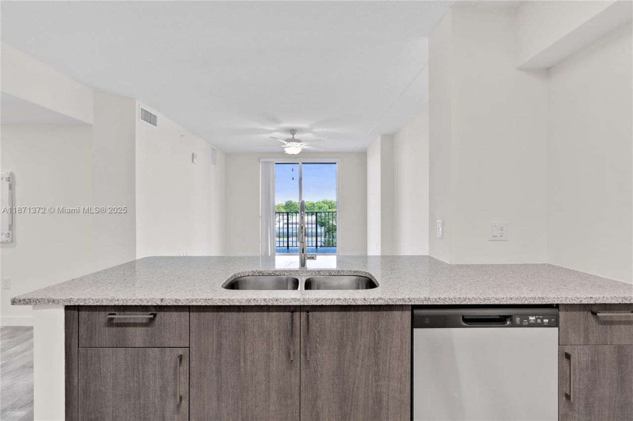 400 NW 112th Ave, Unit 818, Sweetwater, FL 33172 Photo