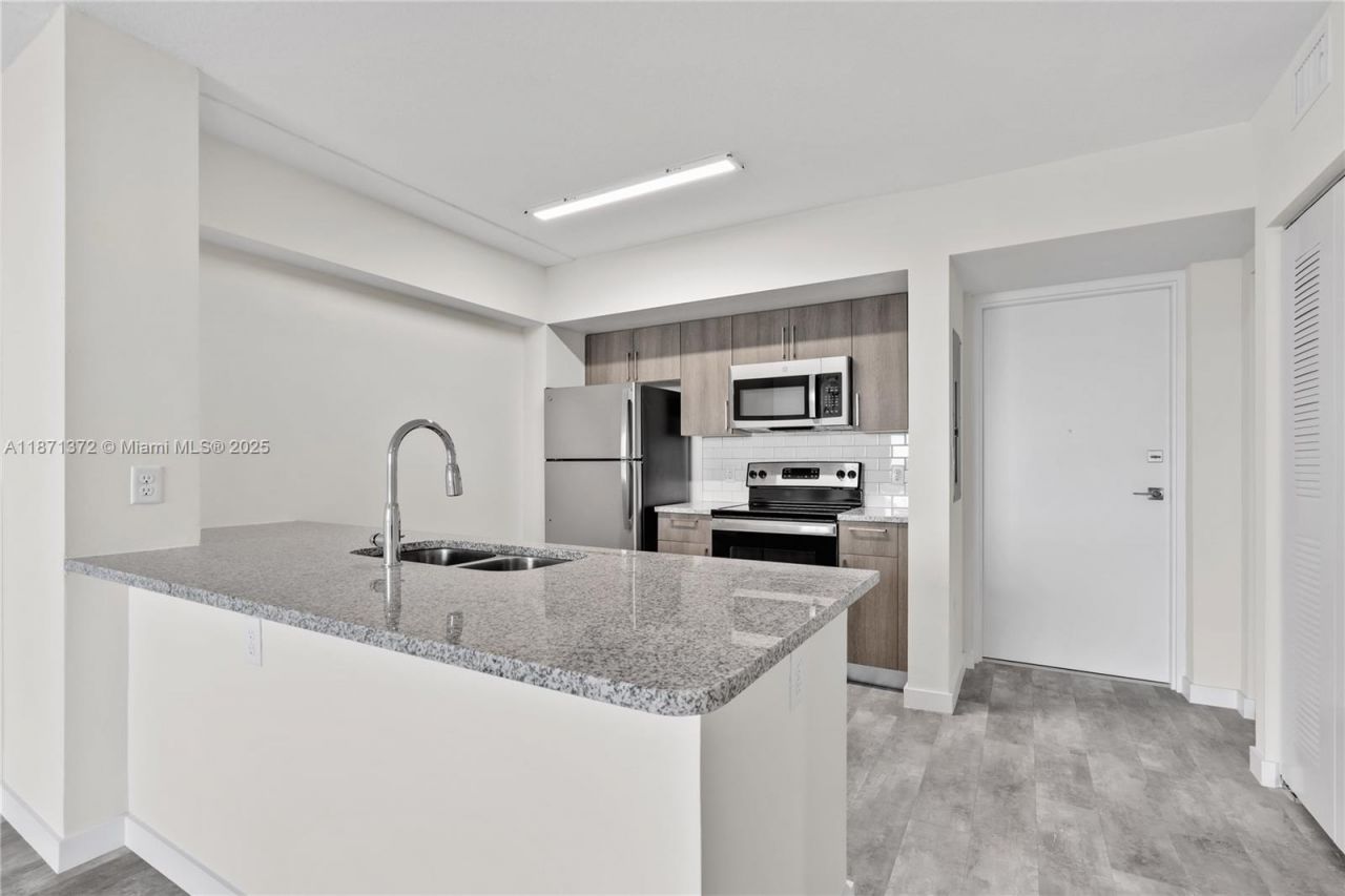 400 NW 112th Ave, Unit 818, Sweetwater, FL 33172 Photo