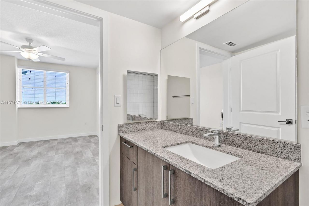 400 NW 112th Ave, Unit 818, Sweetwater, FL 33172 Photo