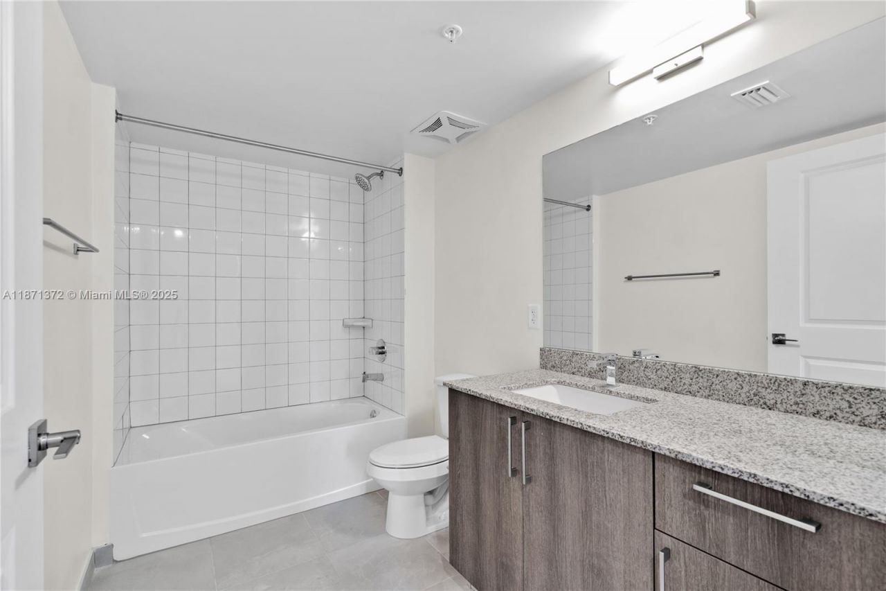 400 NW 112th Ave, Unit 818, Sweetwater, FL 33172 Photo