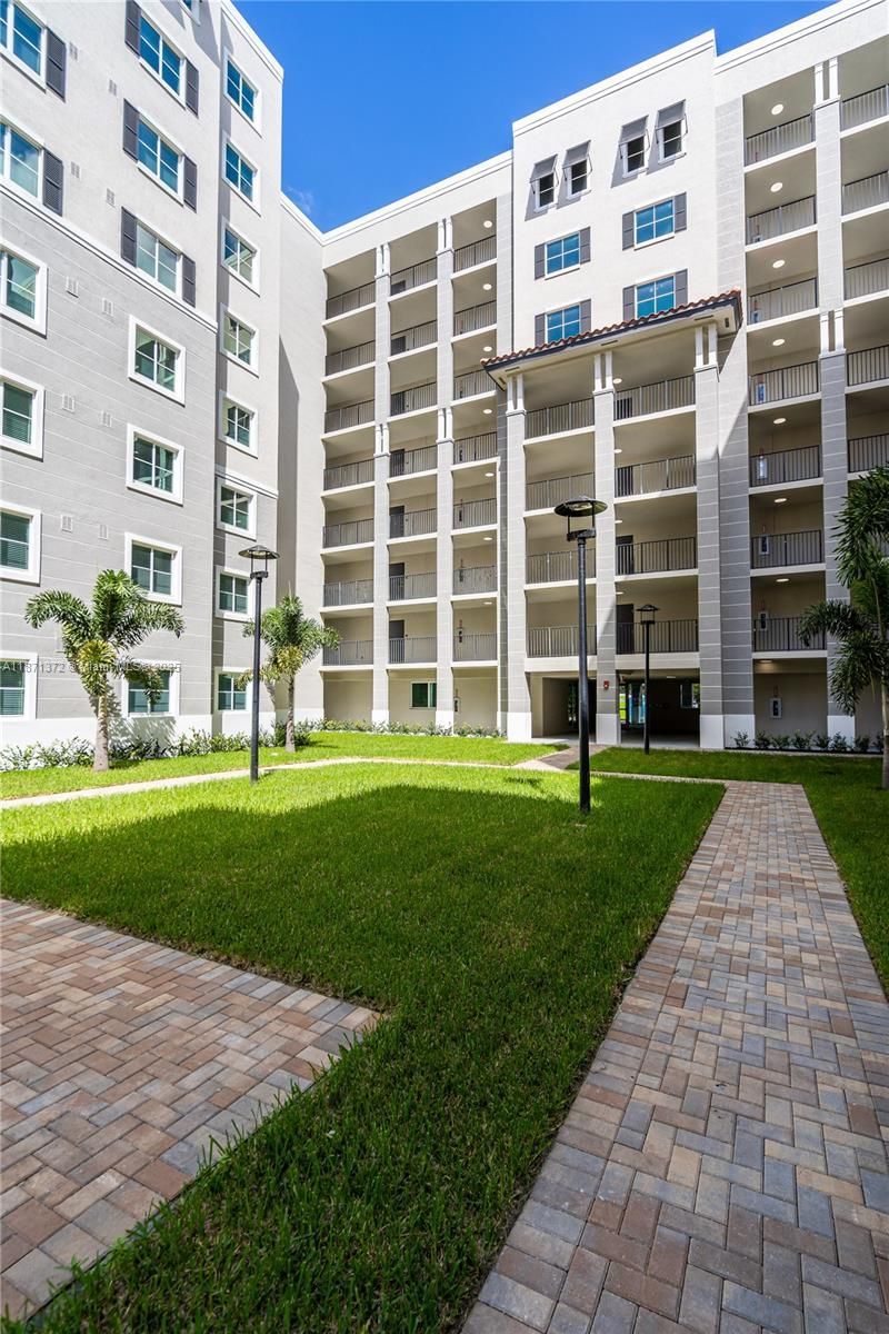 400 NW 112th Ave, Unit 818, Sweetwater, FL 33172 Photo