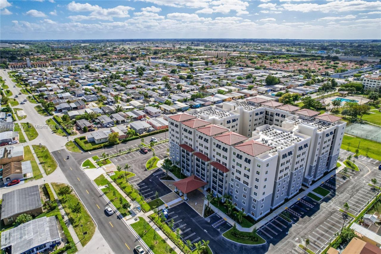 400 NW 112th Ave, Unit 818, Sweetwater, FL 33172 Photo