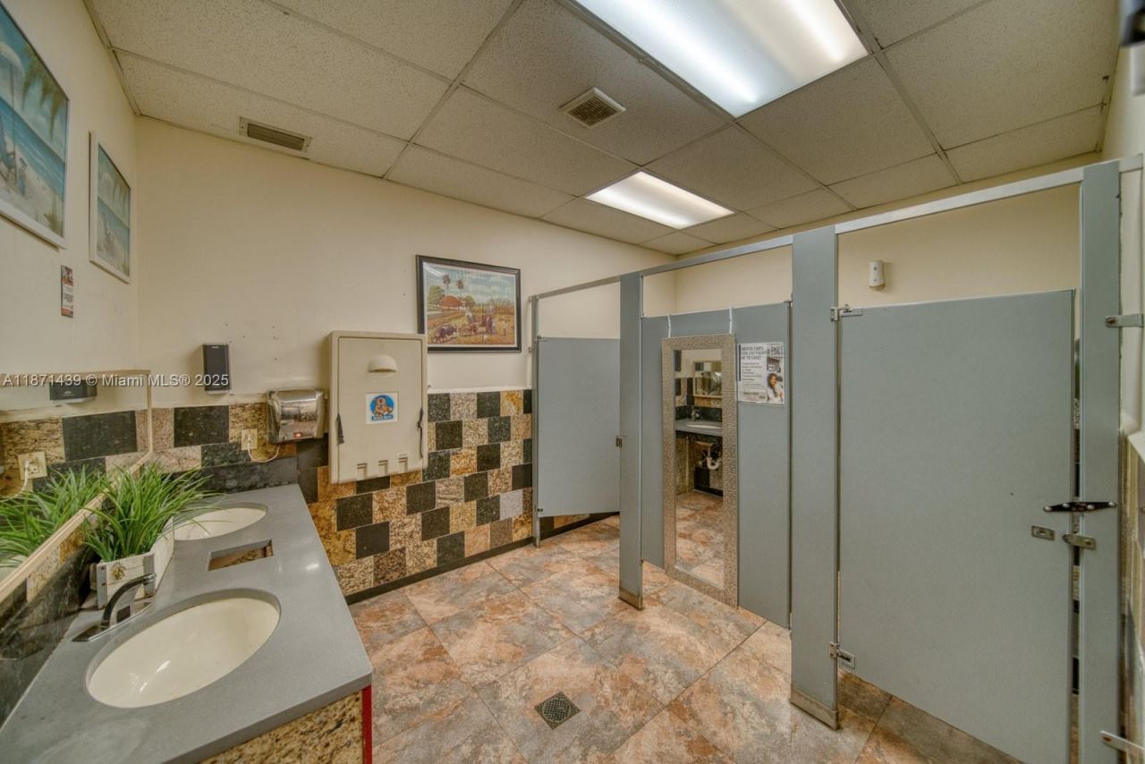 Turn-key Restaurant For Sale High Traffic Hialeah, Hialeah, FL 33010 Photo