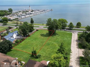 749 Lake Shore Road, Vlg of Grosse Pointe Shores, MI 48236