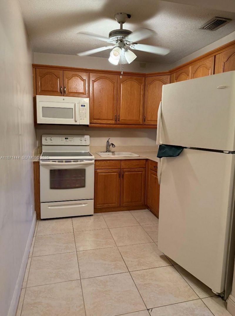 2905 Pierce St, Unit 17, Hollywood, FL 33020 Photo