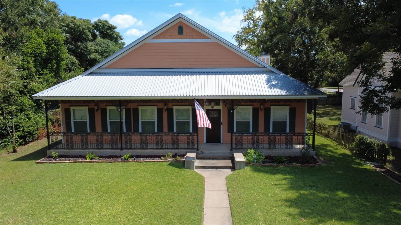 602 Garwood St, Smithville, TX 78957 Main Photo