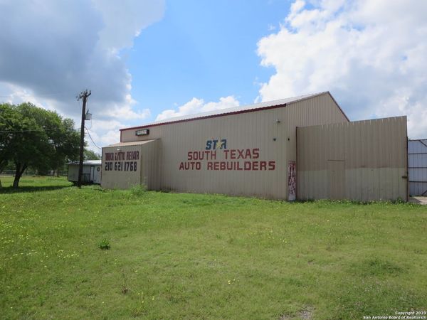 4615 S FLORES RD, Elmendorf, TX 78112