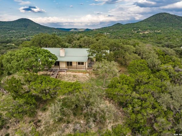 599 Mountain View Road, Utopia, TX 78884