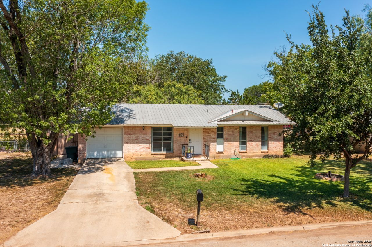 112 E Knippa, Uvalde, TX 78801 Main Photo