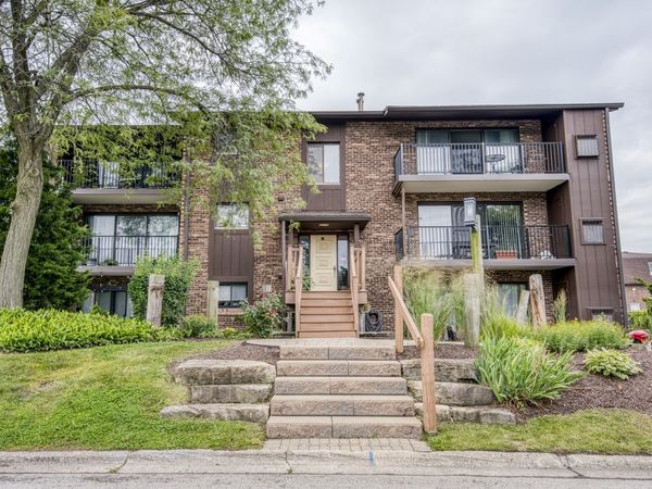 47 W Pier Drive, Unit 102, Westmont, IL 60559