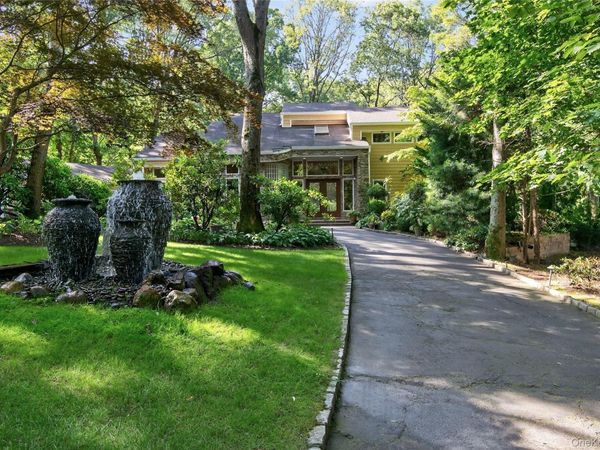 18 Roundtree Drive, Melville, NY 11747