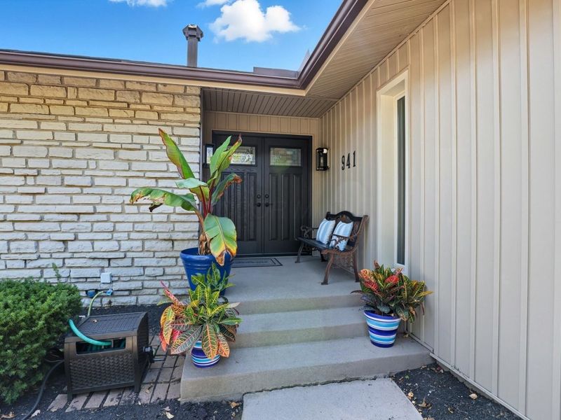 941 Clubview Boulevard S, Columbus, OH 43235 Photo 2