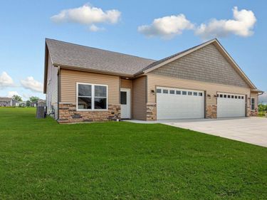 605 Northwood Place, Janesville, MN 56048