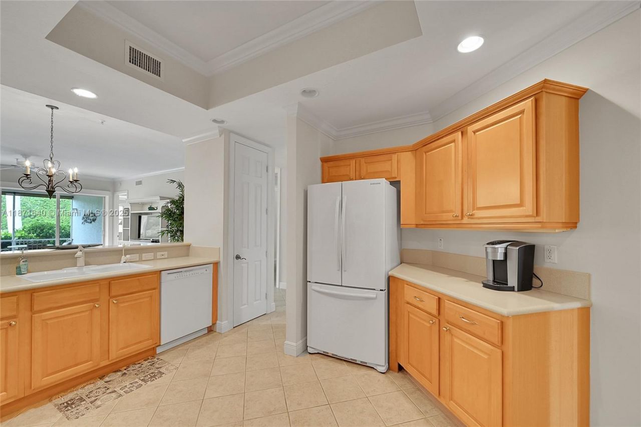 4700 Yacht Harbor Dr, Unit 612, Naples, FL 34112 Photo
