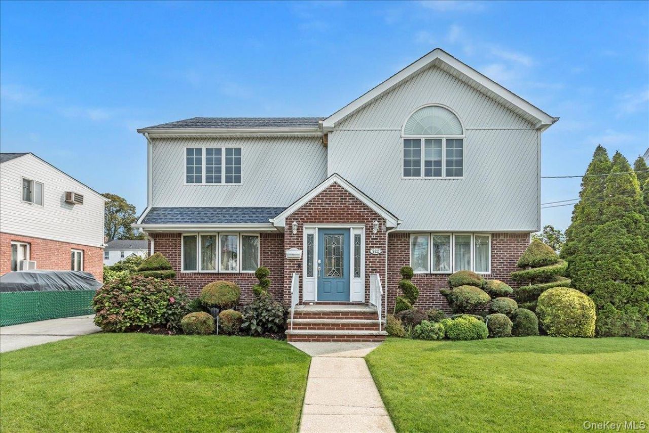 922 N 1st Street New Hyde Park, NY 11040