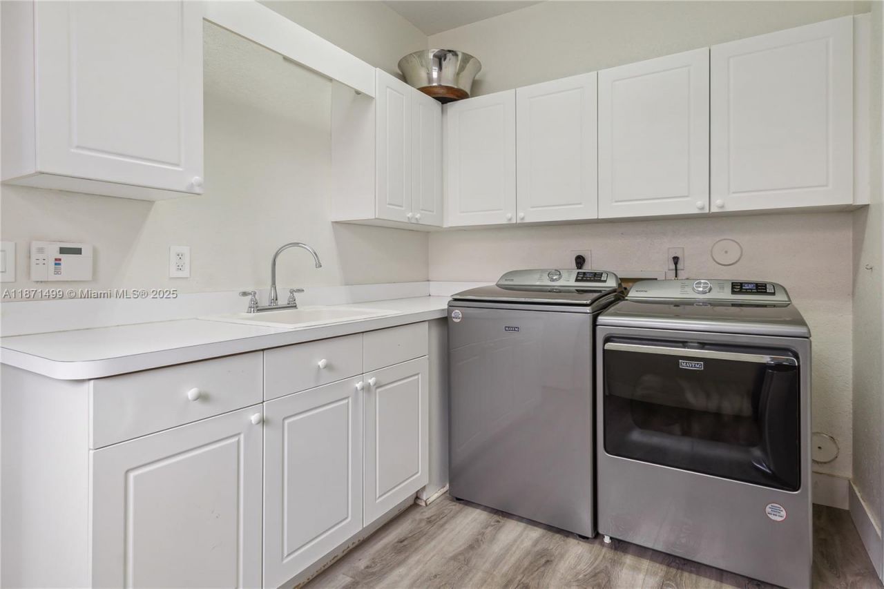 1371 Victoria Isle Dr, Weston, FL 33327 Photo